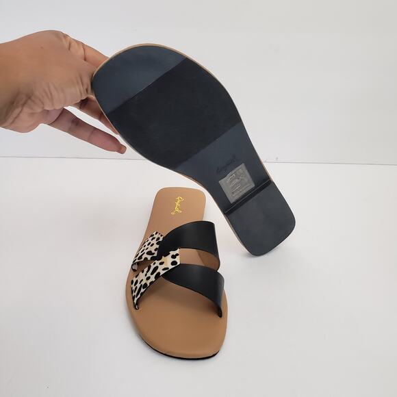 Qupid Womens Slip-On Black Animal Print Flat Two-Tone Sandals - Picture 7 of 8